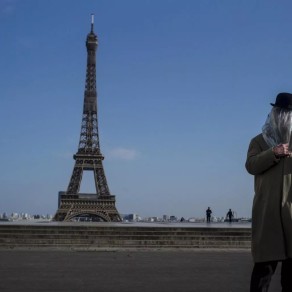 tour-eiffel-e-lettore-imbustato